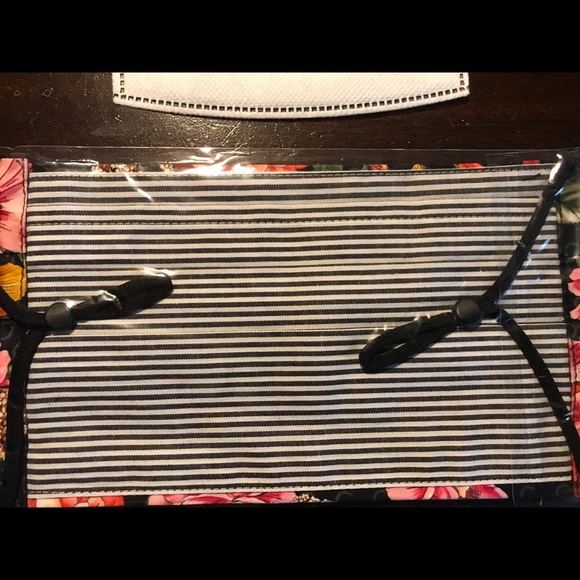 Johnny Was adult size cotton/sateen pleated mask. Expandable. Brand new! - Picture 4 of 5